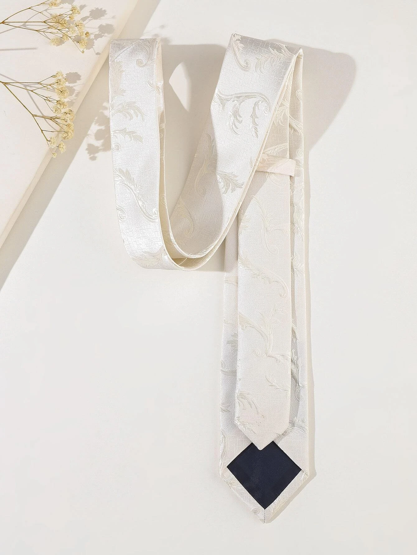 Μονόχρωμη ανδρική γραβάτα λευκή με σχέδιο