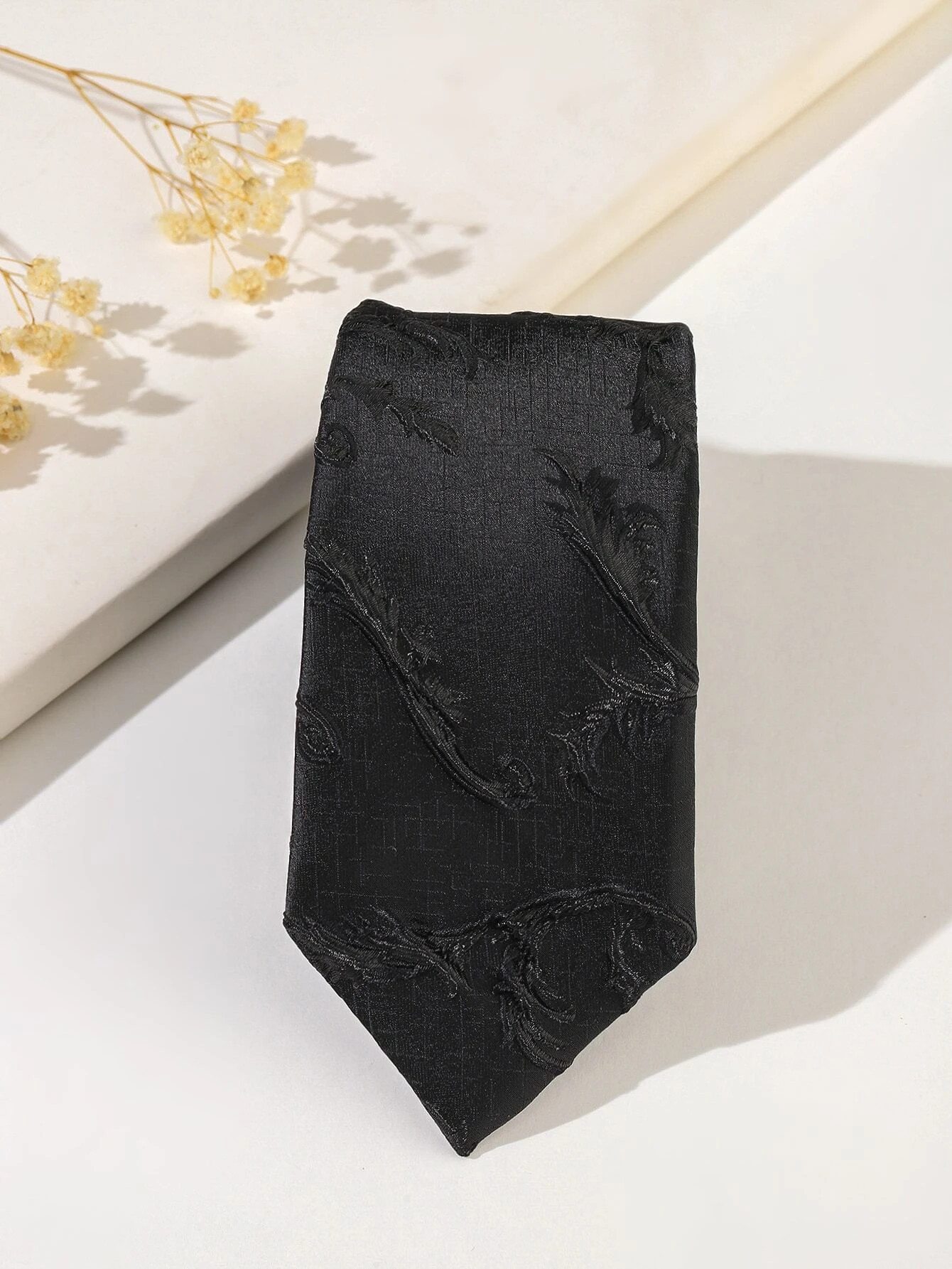 Μονόχρωμη ανδρική γραβάτα μαύρη με σχέδιο