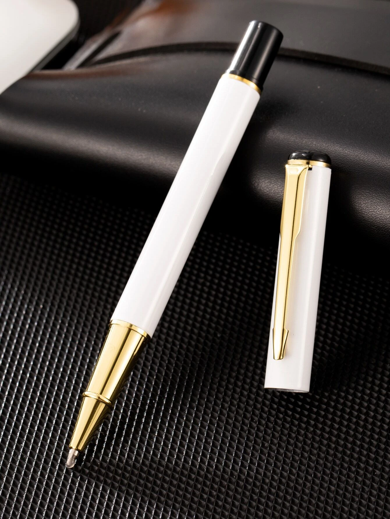 Φορητό μοντέρνο λευκό ασημί στυλό
