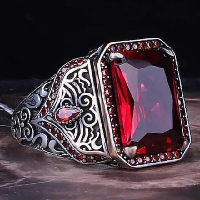 Ανδρικό δαχτυλίδι χρυσαφί με κόκκινη πέτρα