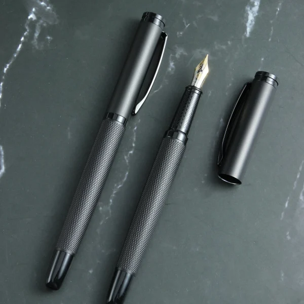Μοντέρνα μαύρη κομψή πένα