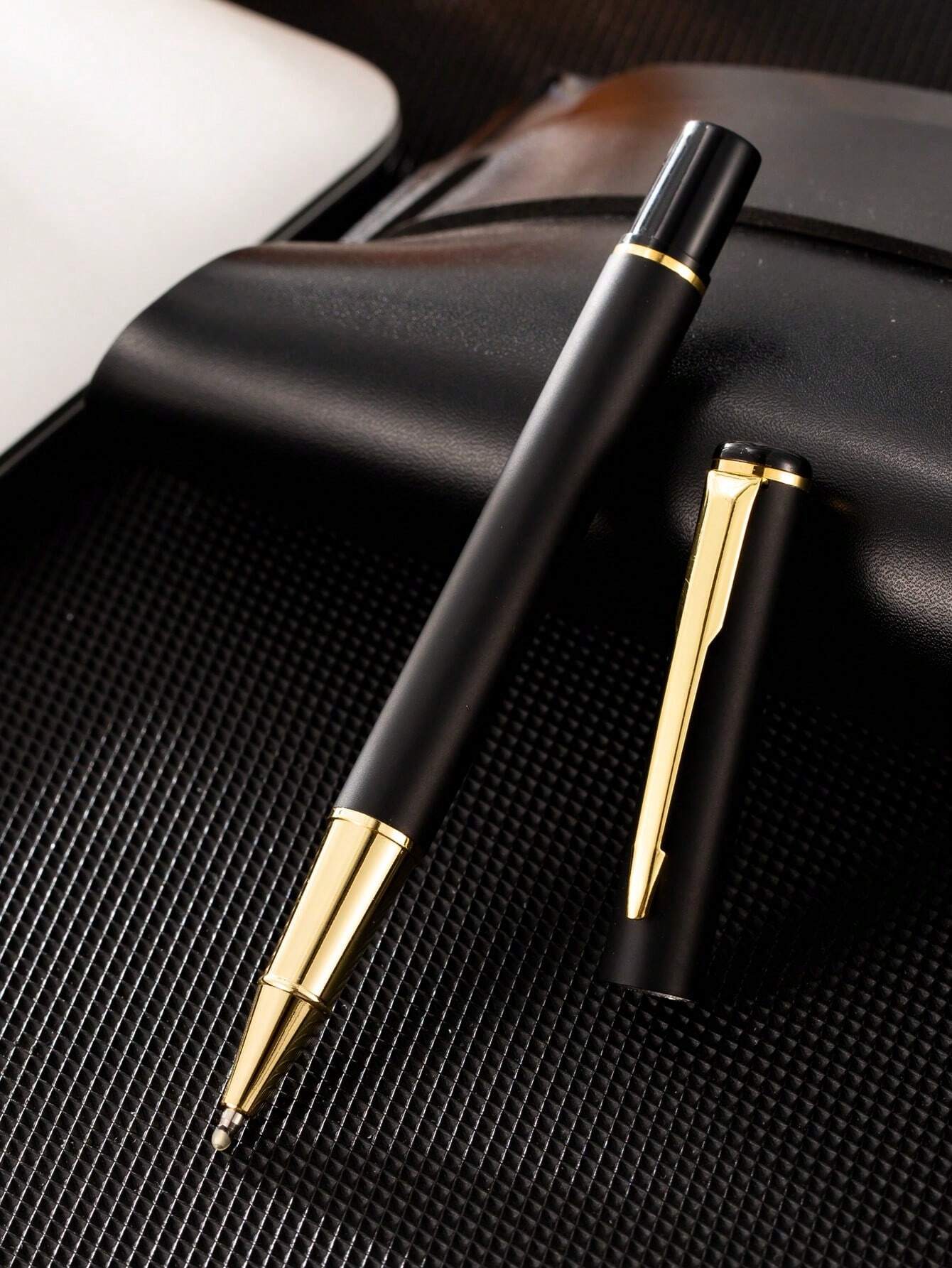 Κομψό μοντέρνο στυλό μαύρο χρυσό
