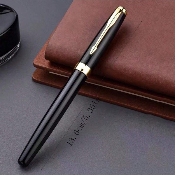 Κομψή μοντέρνα πένα μαύρο χρυσό ΙΙ Εξαιρετικής ποιότητας πέννα,με άψογο φινίρισμα Αυτή η πένα είναι πιο εύχρηστη και πολυτελής με νέα υλικά και δυναμικό σχεδιασμό. Κωδικός προϊόντος: 31441718 Χρώμα: Μαύρο Χρυσό Συνοδεύεται με 3 αμπούλες