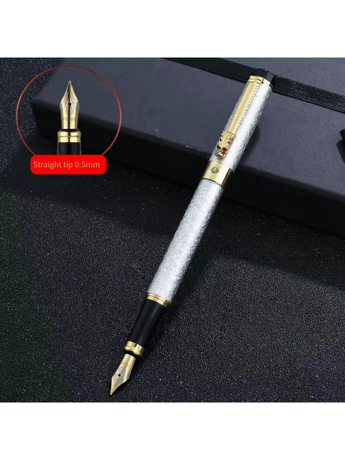 Κομψή ασημί πένα με χρυσές λεπτομέρειες