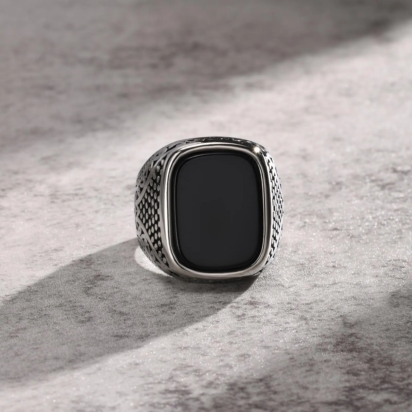 Ανδρικό δαχτυλίδι ασημί με μαύρη επίπεδη πέτρα